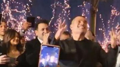 شاهد.. وصلة رقص عمرو دياب على 