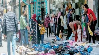 قبل عيد الفطر .... الباعة الجائلين يحتلون شوارع المنيا