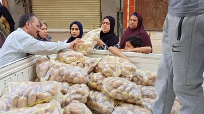 توزيع طن من البطاطس المدعمة بمركز المحلة