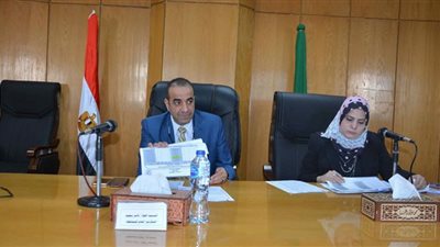 سكرتير عام المنيا يتابع الشكاوى الموجهة إلى الجهات الحكومية المختلفة