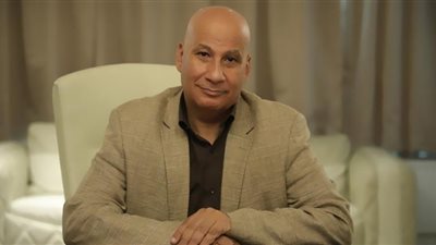 خاص| د. جمال فرويز يكشف للوفد الدافع النفسي وراء حلق شيرين عبد الوهاب لشعرها