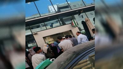 زحام على ماكينات الصرف الآلي ببنوك الدقهلية