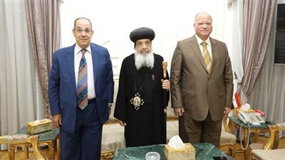 وفد الكنيسة الأرثوذكسية يقدم التهاني لمحافظ القاهرة بمناسبة عيد الفطر