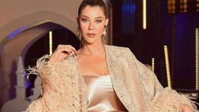 بفستان قصير مجسم كارلا حداد تبدو في العشرين والجمهور يعلق