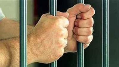 استمرار حبس خفير ضبطت بحوزته أسلحة نارية وذخائر في بدر