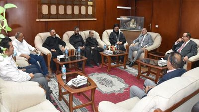 صور.. رئيس جامعة الأقصر يستقبل وفدًا كنسيًا للتهنئة بعيد الفطر