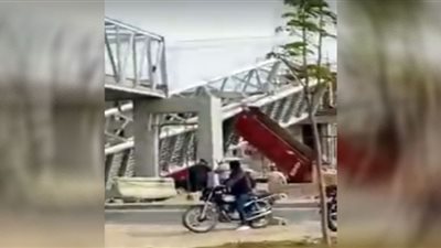 اصطدمت به سيارة نقل.. سقوط جزء من كوبري مشاه بأكتوبر دون إصابات