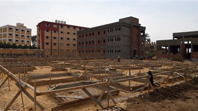 محافظ قنا يجرى جولة تفقدية لمتابعة تنفيذ مشروعات 