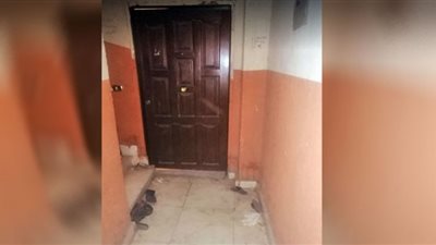 الأدلة الجنائية ترفع البصمات وتفحص مسرح جريمة قتل شبرا الخيمة