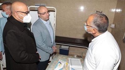 محافظ بني سويف يتفقد حملة التطعيم بلقاح كورونا