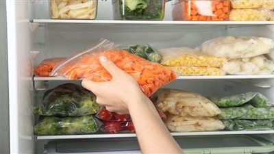 الطريقة الصحيحة لتخزين الطعام في الفريزر دون إتلافه