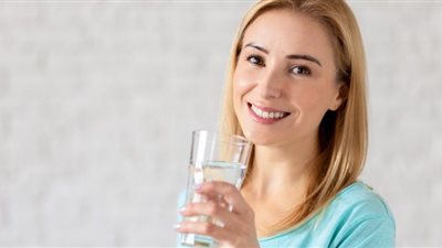 طبيبة تكشف حقائق غير متوقعة عن شرب الماء يومياً
