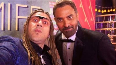 المزاريطة السينمائي .. بالموز والثلاجة أحدث إطلالات فتحي عبد الوهاب 