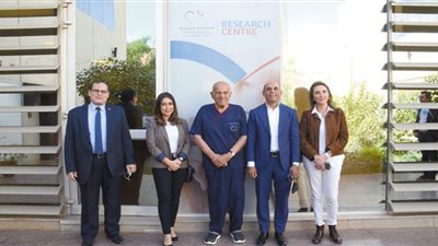 رئيس بنك القاهرة يزور مركز أسوان للقلب