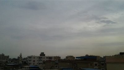 سحب متوسطة وطقس بارد في البحيرة