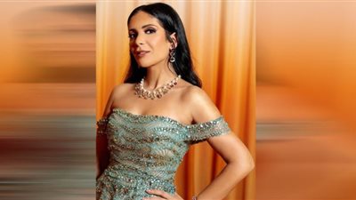 شاهد.. منى زكي ترتدي فستانًا مستوحى من الإطلالة الفرعونية وشرطة الموضة تعلق عليها