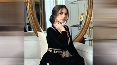 بفستان ذهبي.. درة زروق تهوس المتابعين في حفل Vogue Ball of Arabia