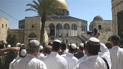 عشرات المستوطنين يقتحمون باحات المسجد الأقصى