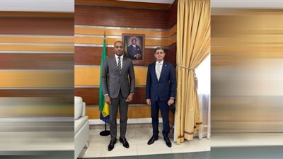 سفير مصر في ليبرفيل يبحث تعزيز التعاون مع الجابون