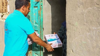 كعك وبسكويت .. عيدية صناع الخير للأسر غير القادرة بالفيوم والبحيرة.. صور