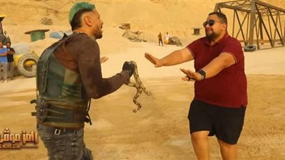 كواليس رامز موفي ستار| رامز جلال يهدد المدير المالي للبرنامج بالأفعى: فين القبض