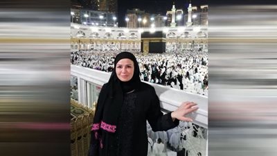 أجمل مرة في حياتها.. إلهام شاهين تؤدي مناسك العمرة وتوهبها لأقرب الناس إليها (صور وتفاصيل)