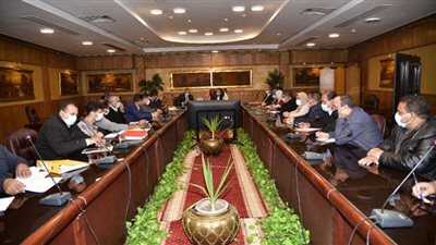 محافظ الغربية يناقش الموقف التنفيذي لمشروعات الرصف الجارية