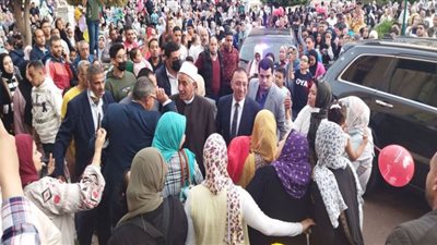 محافظ الإسكندرية يؤدى صلاة العيد ويشارك المواطنين الاحتفالات