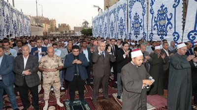 محافظ بني سويف يؤدى شعائر صلاة عيد الفطر الميارك بساحة مسجد عمر بن عبدالعزيز