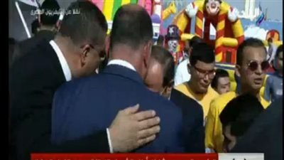 (فيديو) حوار جانبي بين السيسي وعدد من المشاهير خلال الاحتفال بعيد الفطر