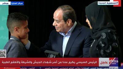 شاهد.. السيسي يمسح دموع ابن الشهيد محمد عاطف