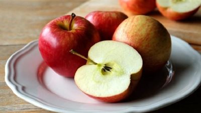 تعرف على الطريقة الصحيحة لأكل التفاح