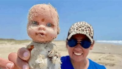 أثارت رعب المارة.. كشف أسباب ظهور الدمى المخيفة على شواطئ أمريكا