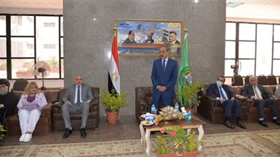 صور.. محافظ الإسماعيلية يستقبل المهنئين بعيد الفطر المبارك