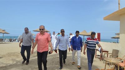 رئيس مدينة القصير يتفقد الشاطئ العام ويوجه بالمتابعة المستمرة لكل المتنزهات طوال أيام العيد