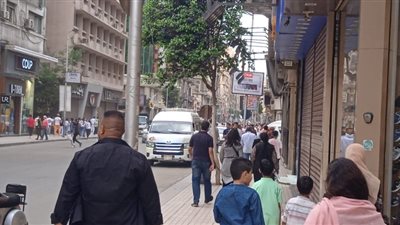 توافد عدد كبير من المواطنين على وسط القاهرة في أول أيام عيد الفطر المبارك.. صور