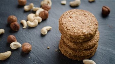 لعشاق المكسرات.. طريقة عمل بسكويت بالبندق اللذيذ