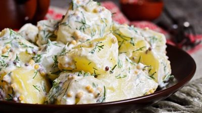 لعزومة العيد.. طريقة عمل سلطة البطاطس بالزبادي