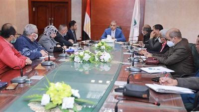 محافظ سوهاج يعقد اجتماعا مع لجان البت في التظلمات واسترداد أراضي أملاك الدولة