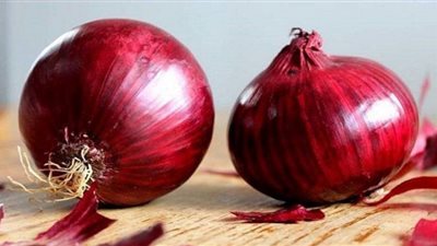 ماذا يحدث إذا وضعت بصلة مقشرة في غرفة النوم؟