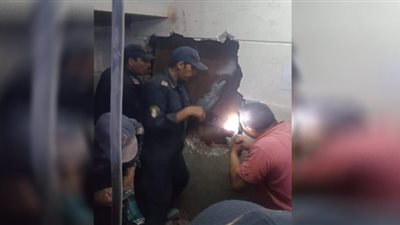 الحماية المدنية تنقذ أسرة محتجزة داخل مصعد بأحد أبراج تقسيم البترول بأسيوط