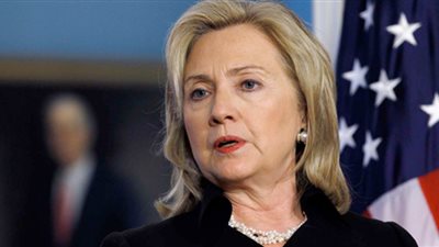 شاهد.. هيلاري كلينتون تستعرض فستانها على سجادة حفل الميت جالا