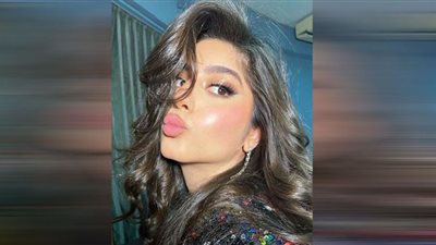 في المكسيك.. مايان السيد تحتفل بقدوم عيد الفطر بفستان ربيعي قصير