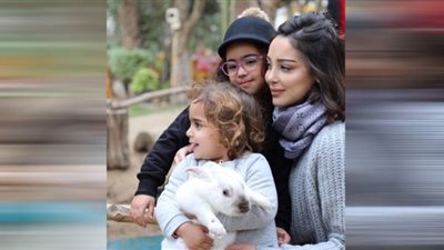 شاهد.. أول ظهور لبنات تامر حسني وبسمة بوسيل في عيد ميلادهن