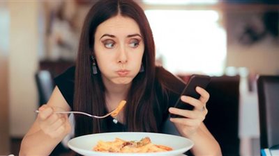 تناول الطعام في هذا التوقيت من اليوم يزيد خطر الإصابة بالسكري