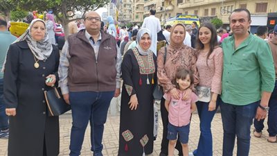 وفد الدقهلية يحتفل بعيد الفطر ويوزع الورود والشيكولاتة في الميادين والشوارع