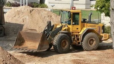 التحقيق في واقعة إصابة 3 أطفال نتيجة اصطدام لودر بسور مدرسة في الخانكة