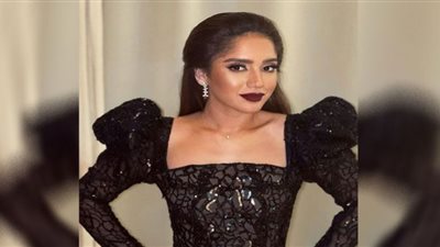 رنا رئيس تحتفل بعيد ميلادها الـ 22 بفستان جريء