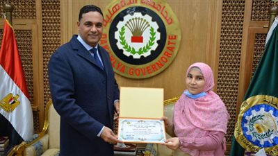 محافظ الدقهلية يكرم طالبة لتلاوتها القرآن الكريم كاملا في جلسة واحدة
