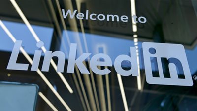 LinkedIn يحسم دعوى التمييز في الأجور ويدفع 1.8 مليون دولار